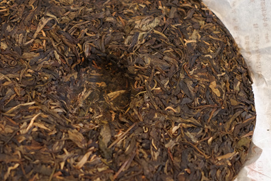 野生雲霧圓茶 写真:プーアール茶の茶葉裏面