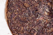 易昌號易武七子餅茶精品 写真:プーアール茶の茶葉裏面