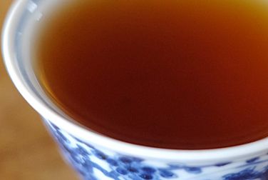 寶焔牌 雲南下関磚茶 一包 写真:プーアル茶のお茶の色