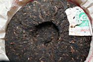 下関双傑泡餅FT8653 写真:プーアール茶の茶葉裏面