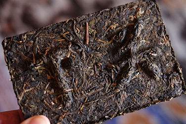 寶焔牌 雲南下関磚茶 写真:プーアール茶の茶葉