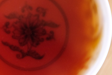 下関宮廷プーアル餅茶 XY特制 写真:プーアル茶のお茶の色