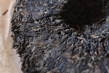 衛榮號 己丑倉雲 写真:プーアール茶の茶葉裏面