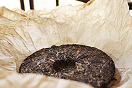 茗間時易昌號野生古樹茶蛮磚 写真:プーアール茶の茶葉裏面