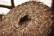 茗間時易昌號野生古樹茶孟海 写真:プーアール茶の茶葉裏面
