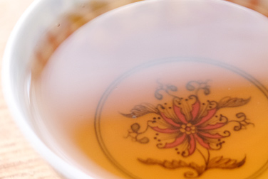 昌泰號 庚辰記念餅 写真:プーアル茶のお茶の色