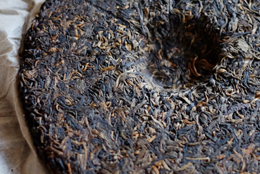 昌泰號 庚辰記念餅 写真:プーアール茶の茶葉裏面