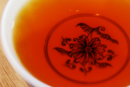 易昌號100g小餅 写真:プーアル茶のお茶の色