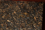 孟海茶磚651 写真:プーアール茶の茶葉裏面