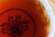 九九易昌號 宋体版 極品 写真:プーアル茶のお茶の色