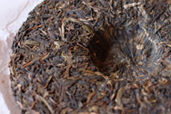 雲南昌泰號プーアル茶生餅7538 写真:プーアール茶の茶葉裏面
