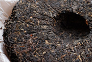 雲南昌泰號プーアル茶生餅7548 写真:プーアール茶の茶葉裏面