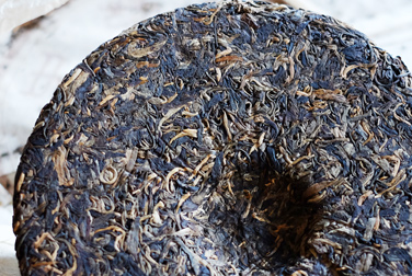 易昌號 茶中円茶 珍蔵品 写真:プーアール茶の茶葉裏面
