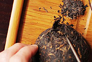 衞榮號金盞銀毫沱茶 写真:プーアール茶の茶葉裏面