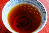 雙江孟庫 原野香美術字体 写真:プーアル茶のお茶の色
