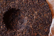 雙江孟庫 原野香美術字体 写真:プーアール茶の茶葉裏面