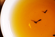 孟庫冰島母樹茶 写真:プーアル茶のお茶の色