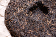 孟庫冰島母樹茶 写真:プーアール茶の茶葉裏面