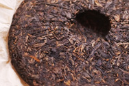 孟庫大雪山餅茶明前春尖 写真:プーアール茶の茶葉裏面