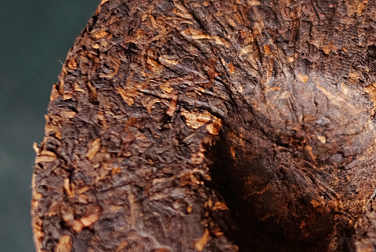雲南孟庫小餅茶 写真:プーアール茶の茶葉裏面
