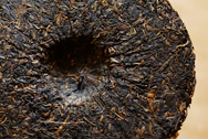 攸楽山野生喬木餅 典蔵品 写真:プーアール茶の茶葉裏面