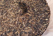 超級早春女児茶 写真:プーアール茶の茶葉裏面