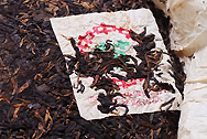 雪印青餅 写真:プーアール茶の茶葉