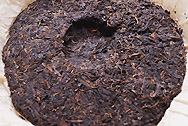 雪印青餅 写真:プーアール茶の茶葉裏面