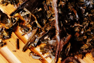 大益緊磚茶黄片磚 写真:プーアル茶葉底