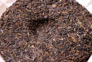 大益茶経典 7582 写真:プーアール茶の茶葉裏面