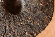 大益茶 8592 写真:プーアール茶の茶葉裏面