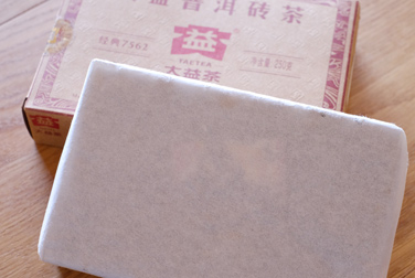 大益磚茶 大益牌7562 写真:プーアール茶の茶葉裏面