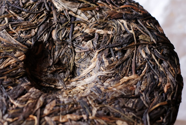 俊昌號生茶 写真:プーアール茶の茶葉裏面