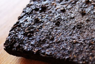 プーアル熟磚茶 7581 写真:プーアール茶の茶葉裏面