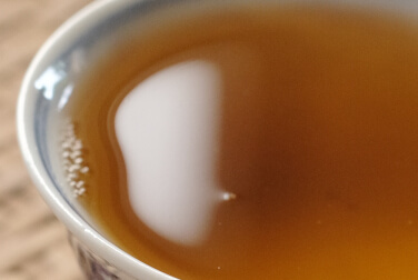 雲南下関四號餅茶 写真:プーアル茶のお茶の色