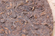 中茶牌簡体字鉄餅 写真:プーアール茶の茶葉裏面