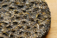下関圓茶 金印T7653 写真:プーアール茶の茶葉裏面