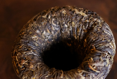 下関特級沱茶 写真:プーアール茶の茶葉裏面