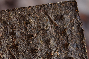 寶焔牌 雲南下関磚茶 写真:プーアール茶の茶葉裏面