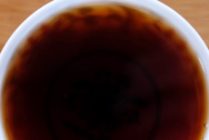 下関宝焰緊茶 熟茶 写真:プーアル茶のお茶の色