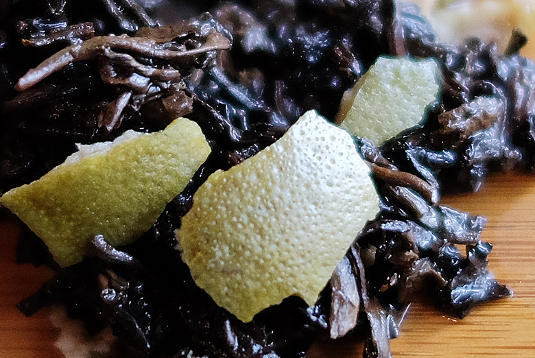 Xiaguan Green citrus puerh photo:Infused tea leaf