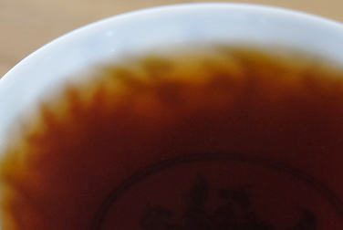宝焔牌 金絲大雪山緊茶 写真:プーアル茶のお茶の色