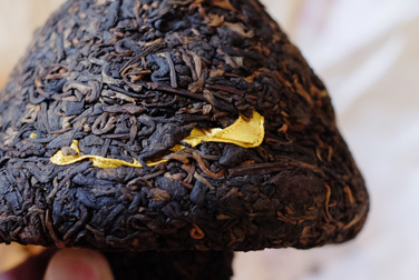 Xiaguan Mashroom  Golden label, Snow mountain photo:Puerh tea leaf