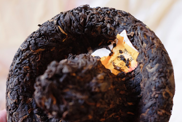 宝焔牌 金絲大雪山緊茶 写真:プーアール茶の茶葉裏面