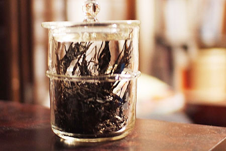 ガラス瓶に保存されたプーアル茶