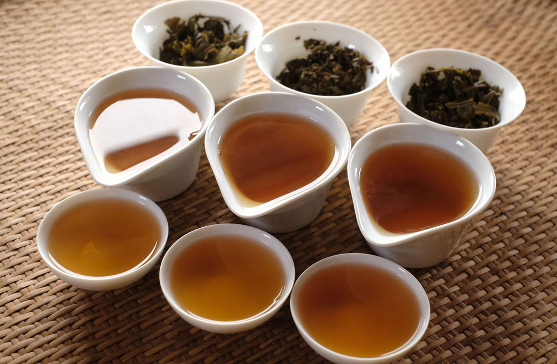 プーアル茶に湯を淹れる